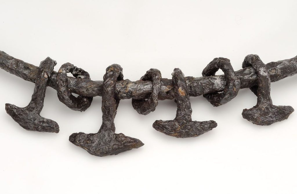 Milovník detektorů kovů našel na břehu řeky poklad Vikingů – „budu ho muset předat DRAC bez náhrady“