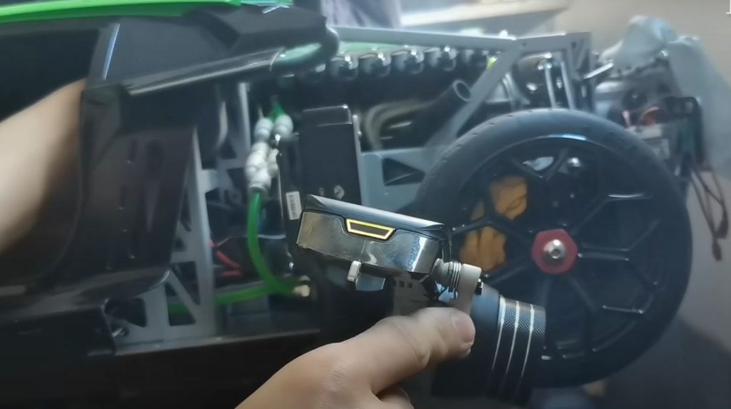 Postavil si vlastní rádiem řízené Lamborghini s motorem V12: skutečný miniaturní supervůz!
