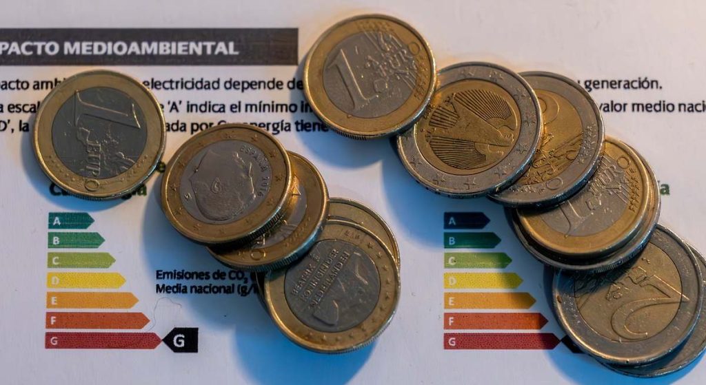 Sprchování, když je v provozu pračka, a další způsoby, jak zvýšit účet za elektřinu, aniž byste si toho všimli