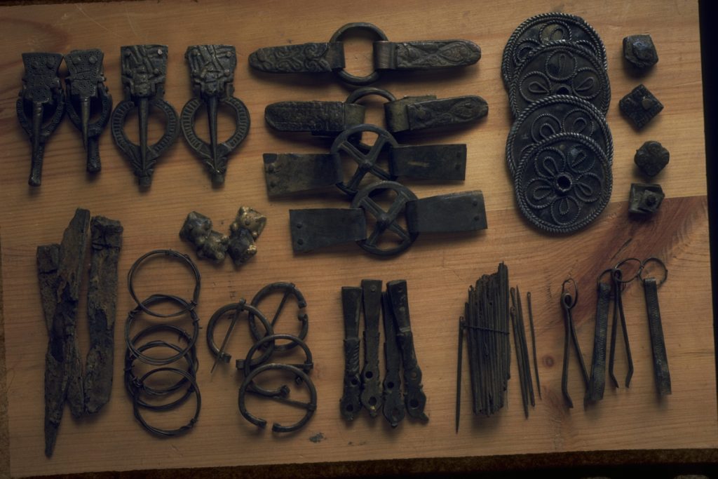 Milovník detektorů kovů našel na břehu řeky poklad Vikingů – „budu ho muset předat DRAC bez náhrady“