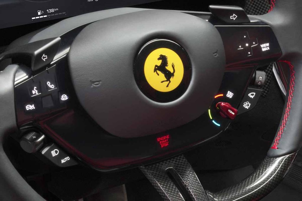 Ferrari se vzdává dotykového ovládání, protože ho považuje za nepříjemné: vrací se k tradičním tlačítkům.